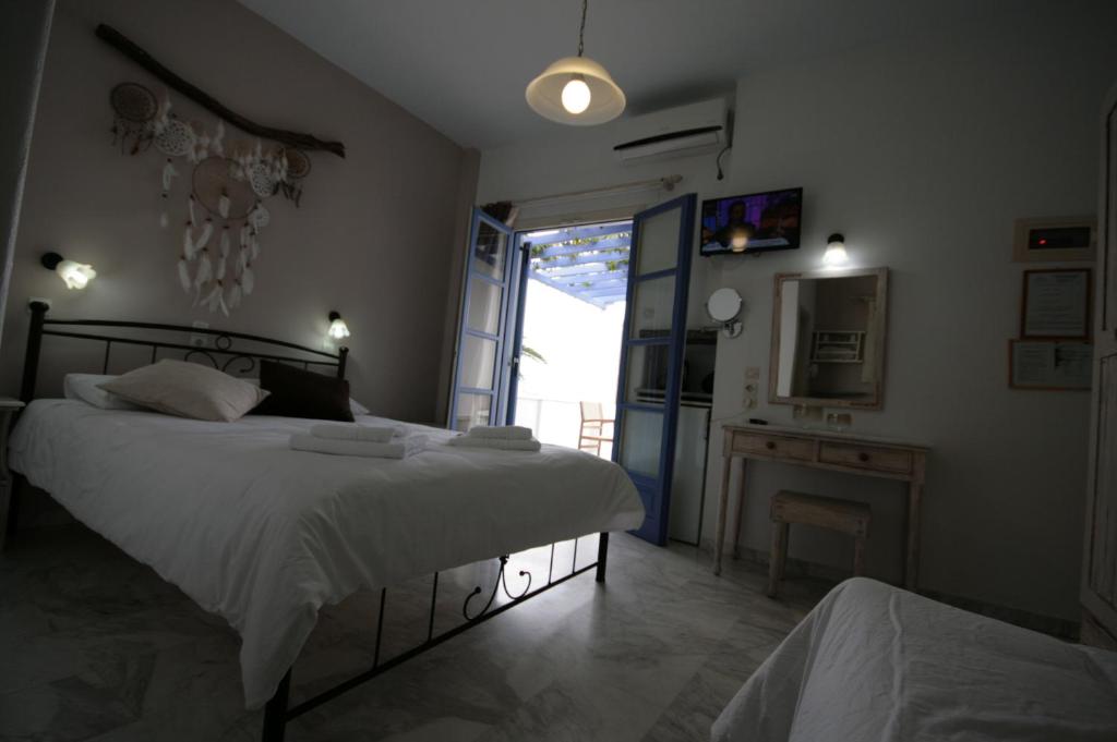 5 Best Hostels in Paros, Greece